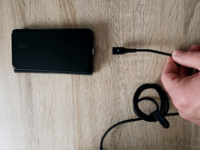 Lade das Bild in den Galerie-Viewer, Mit einer Hand zu verbinden. Das eine Kabel für alle Geräte. Nie wieder suchen mit den magnetischen, nylongebundenen Kabeln und Konnektoren von magnetic-fuel.de
